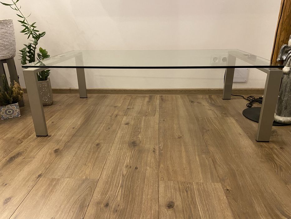 Szklana ława marki Kler