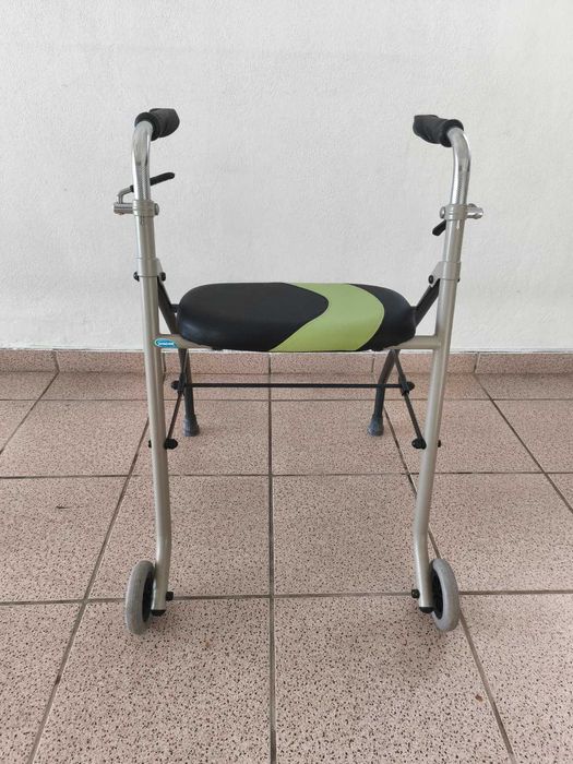 Andarilho dobrável com assento