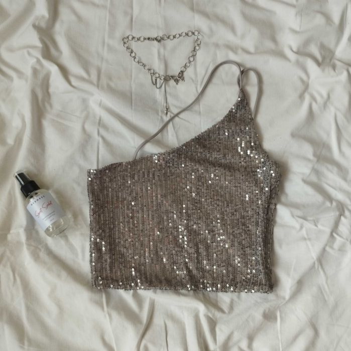 Топ в пайєтки на одне плече сірий