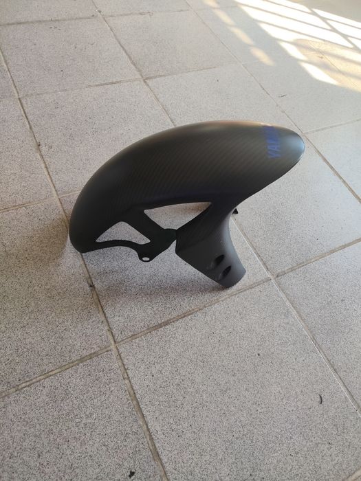 Guarda lamas frontal R1  em carbono