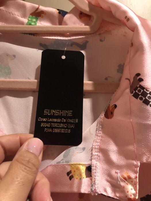 Camisa rosa com cães
