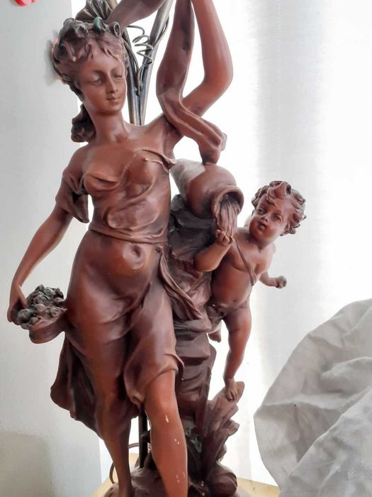 Vendo candeeiro antigo bonito e grande para desocupar. Baixa de preço.