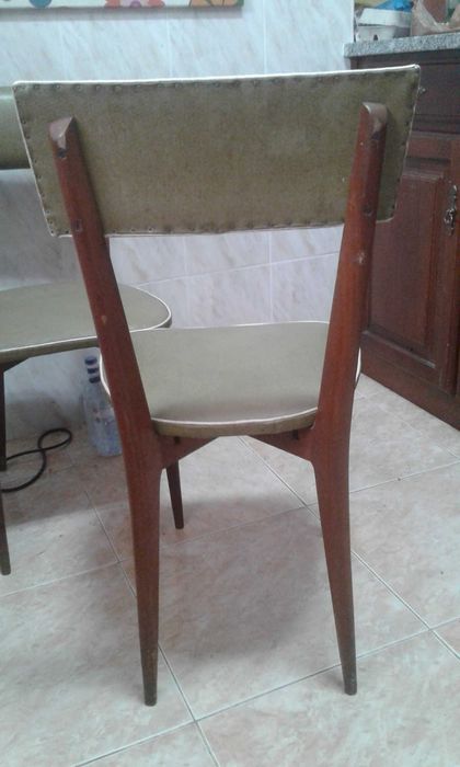 Cadeira Arte Nova em pele.