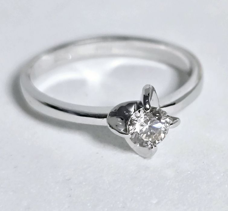 Каблучка з діамантом, біле золото