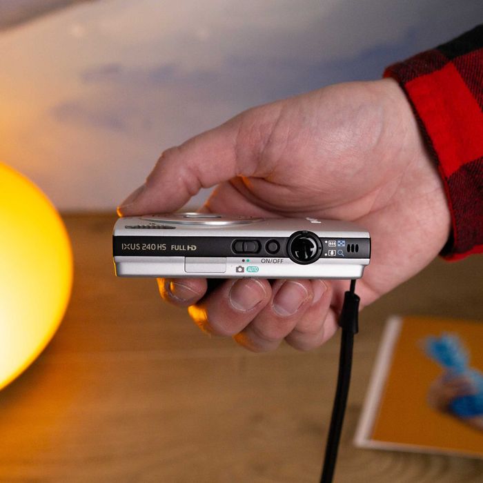 Wi-Fi+Touch screen! Canon IXUS 240 HS - Цифровий фотоапарат