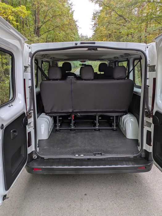 Wypożycz wynajem busa Fiat Talento 9-osób - Trafic Vivaro