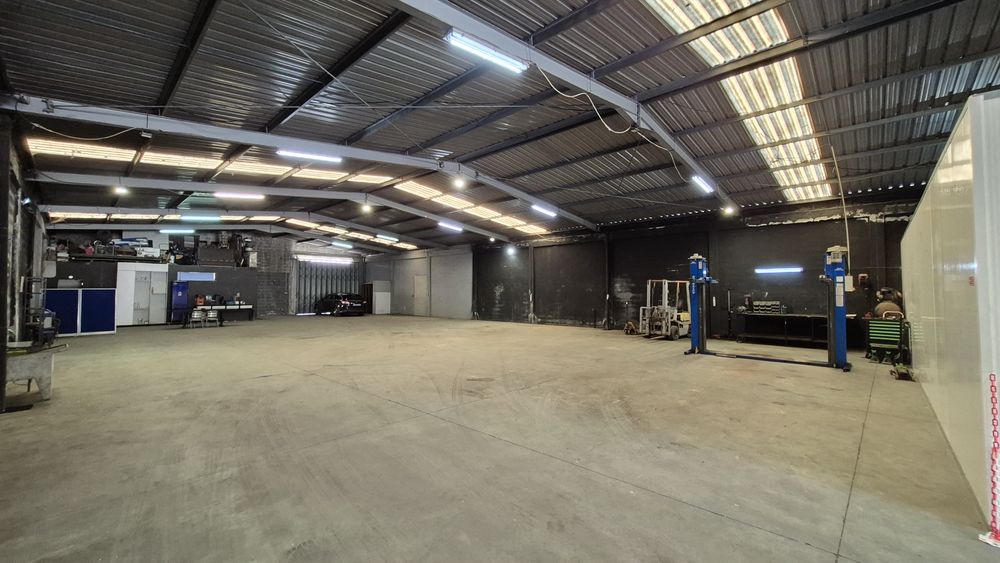 Arrendo armazém com 600m2 água e luz incluído