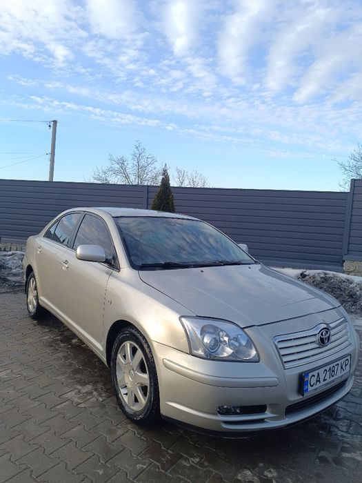 Tayota Avensis 2005рік