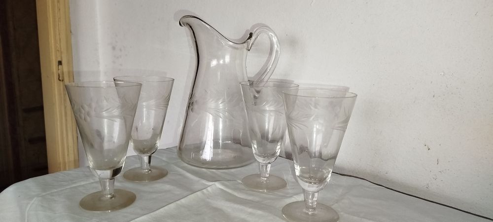 Jarro de vidro com copos