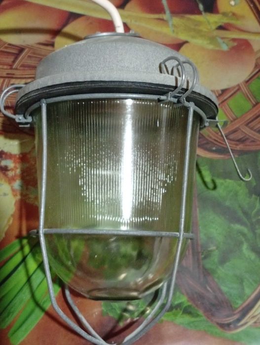 Продаю 2 уличных светильника подвесных светильника.