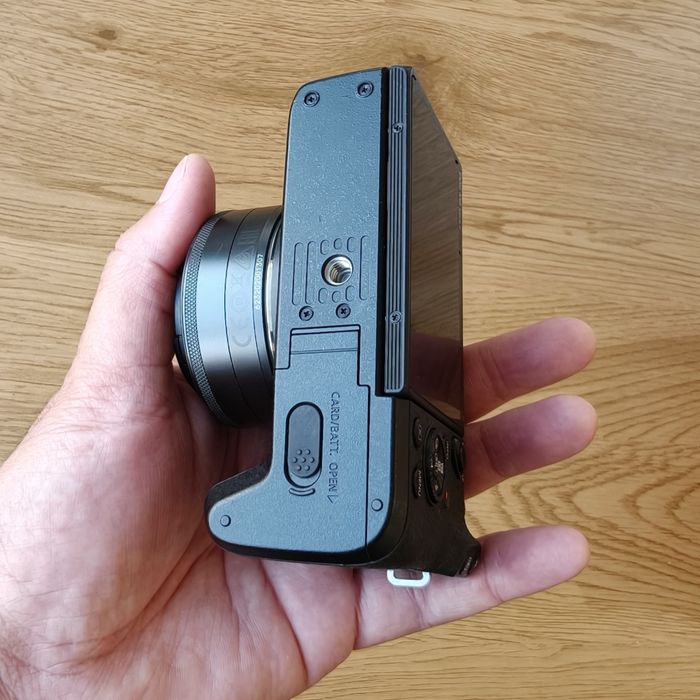 Canon M6 Mark II + 22mm f2 ef-m