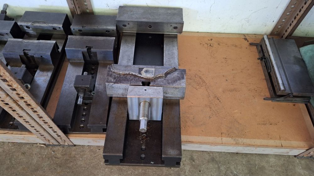 Diversas prensas de a perto e apoio a fresadora