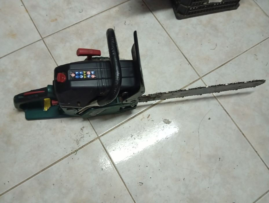 Motoserra a trabalhar bem447179951125964800