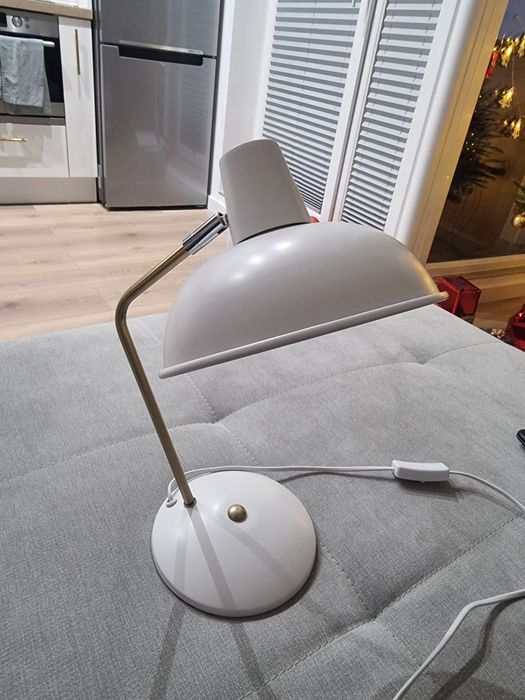 Biała lampka biurkowa retro