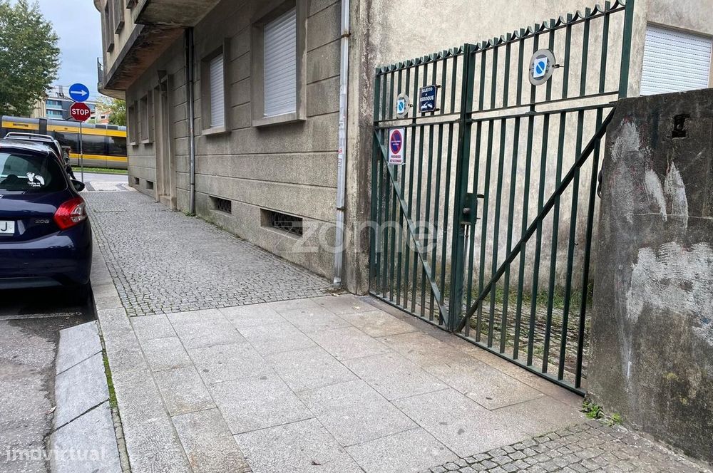 Basement/Garage for Sale on Avenida da República, Vila Nova de Gaia