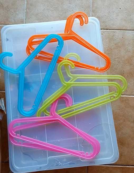 Conjunto de cabides de plástico coloridos