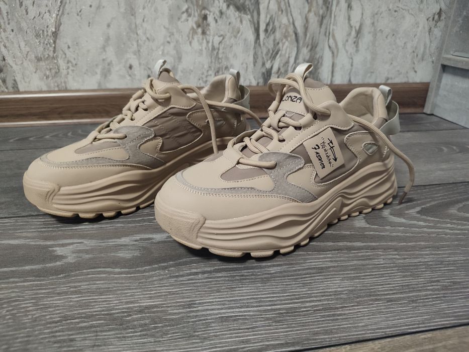 Жіночі кросівки для