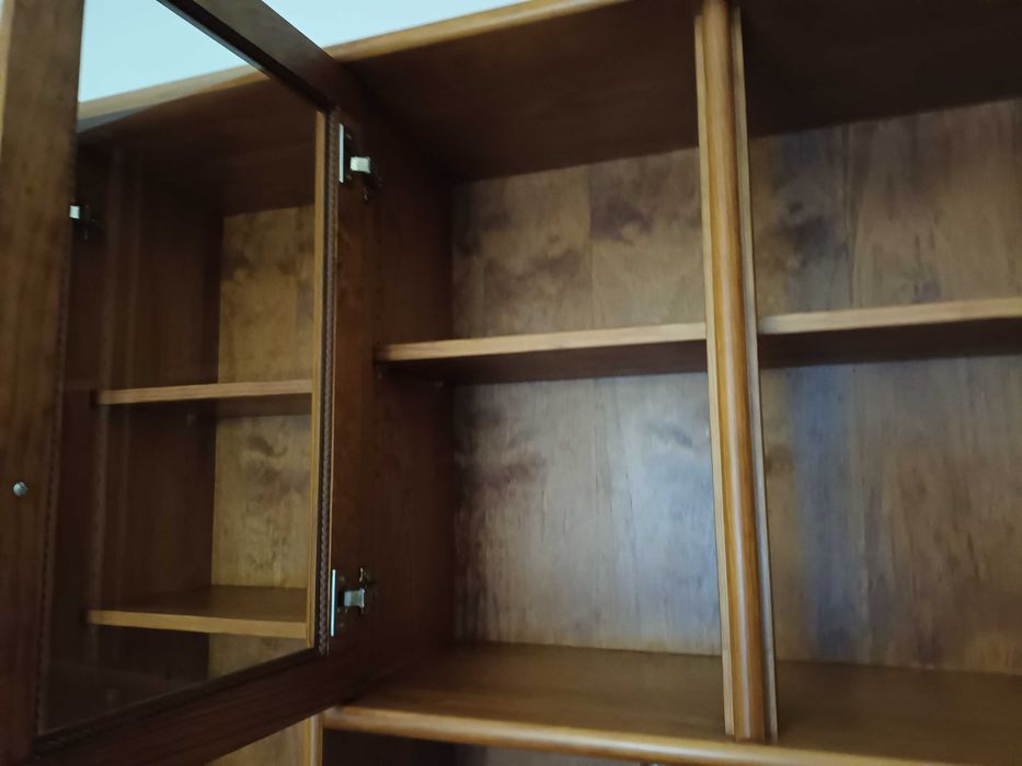 Móvel com 4 portas e 2 gavetas como novo!