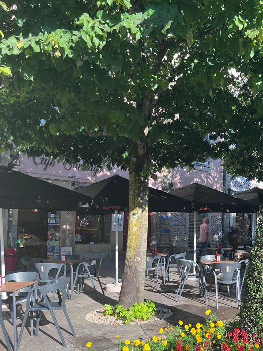 Esplanada com guarda sois e bases