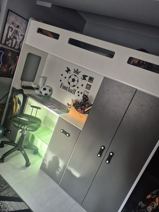 Lozko piętrowe z szafa i biurkiem plus schody