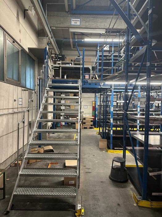 Regały magazynowe, wysuwane półki , piętrowe ze schodami