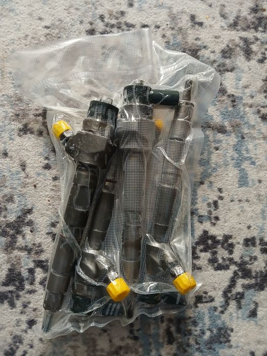 Продам чотири форсунки коменрейл на пасат б7 дизель 2.0 чудовому стані