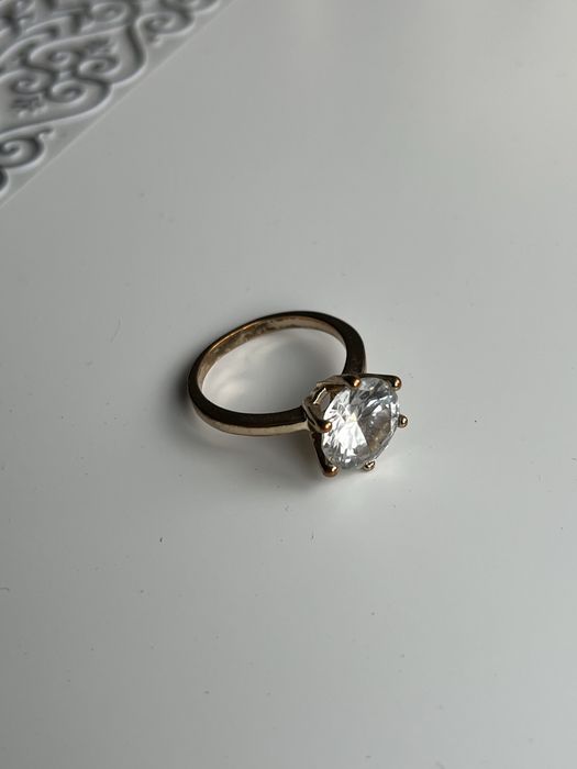 Pierścionek z dużym brylantem diamencik kamień