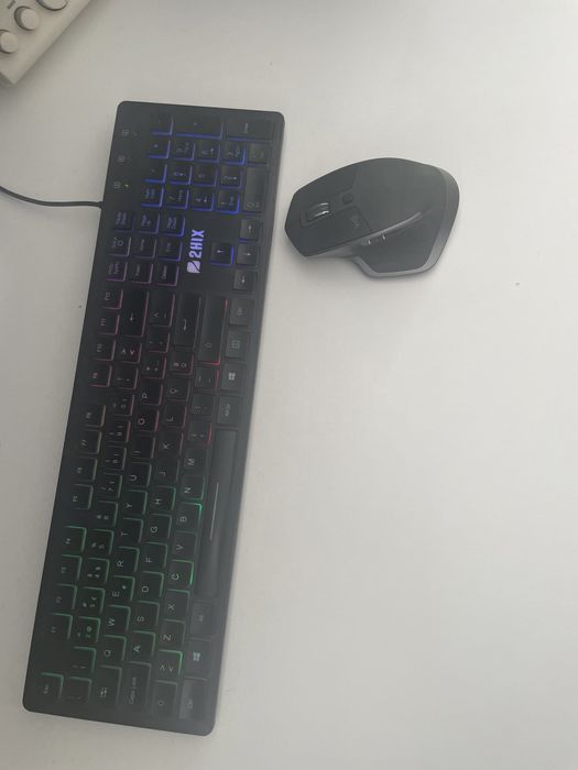 Impeccable desktop with minimal use64740454355970123