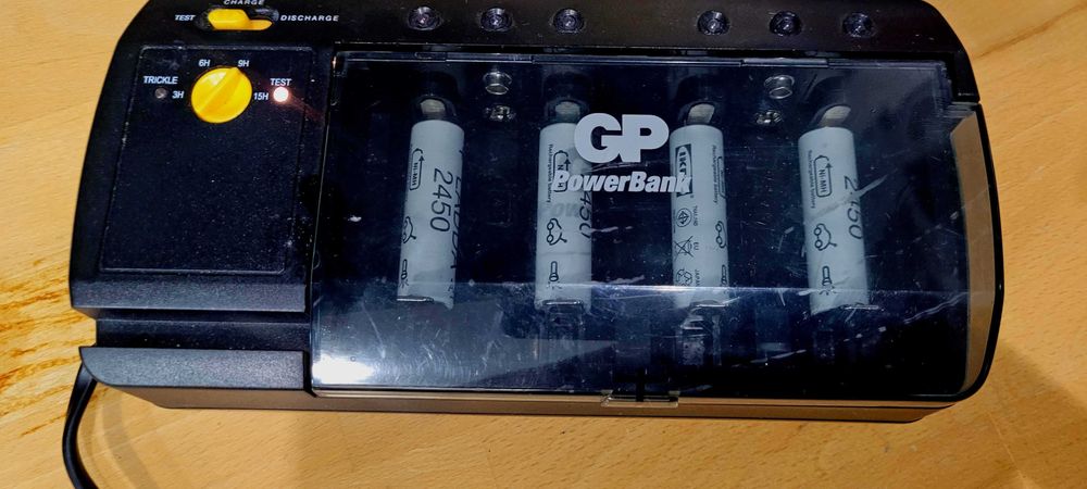 Carregador de Baterias GP GPPB320