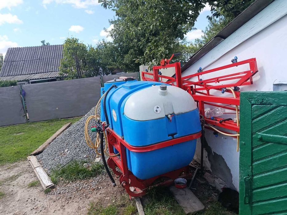 Обприскувая 800л