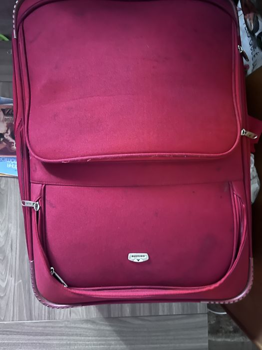 Mala vermelha de viagem com bastante arrumacao e em muito bom estado