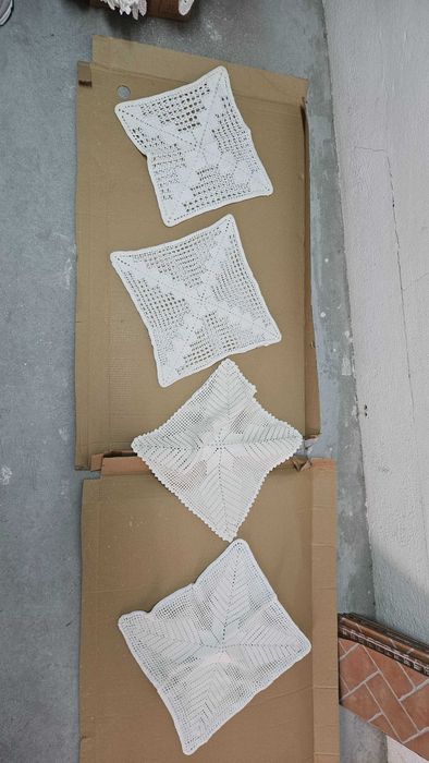 Vários artigos de renda, naperons, toalhas, colchas