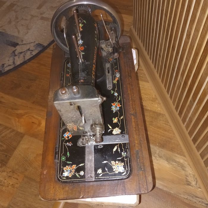 Продам антикварную швейную машинку VESTAZINHA