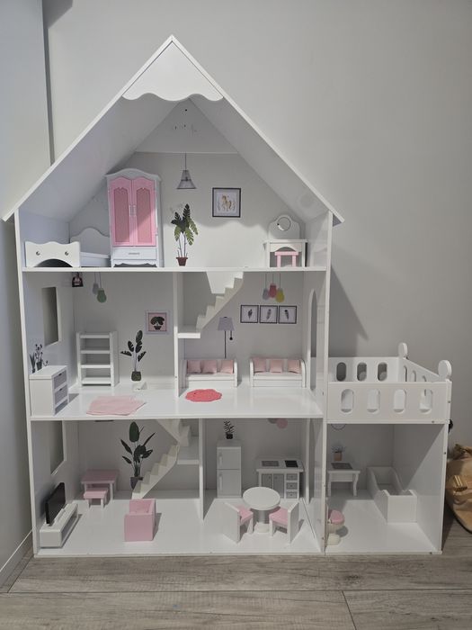 Duży drewniany domek dla lalek