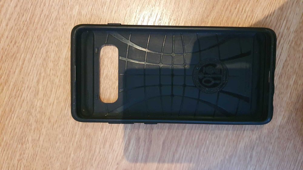 Capa Samsung S10+ Spigen, com espaço para cartões