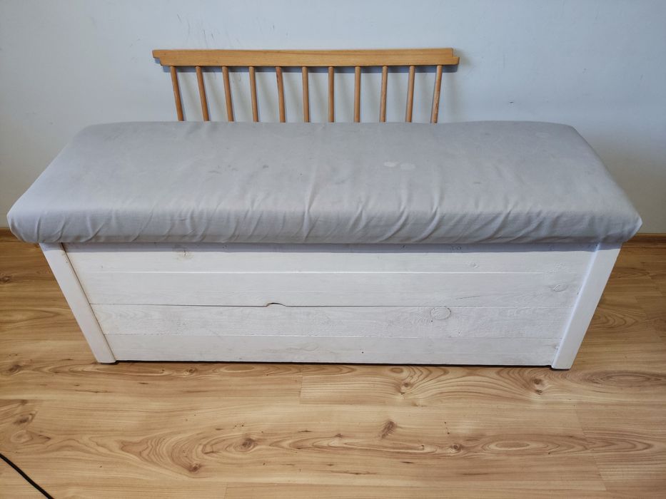 Skrzynia drewniana z siedziskiem