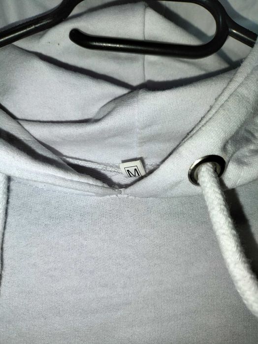 Biała bluza z czarnym logo S/M