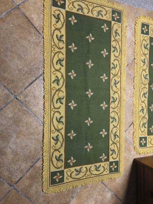 Tapetes Arraiolos Lote 3 Peças.
Conjunto de três tapetes Arraiolos com