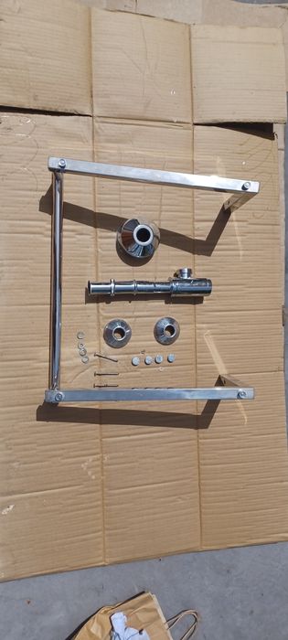 lavatório de vidro com estrutura de ferro