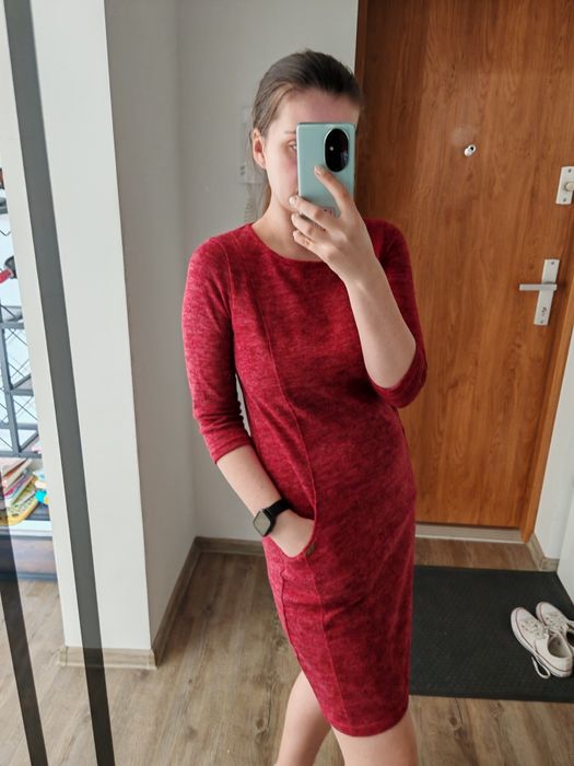 Elastyczna czerwona sukienka z kieszeniami