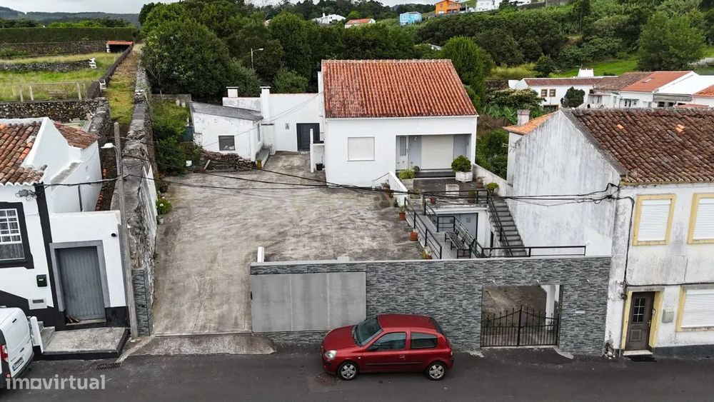 Moradia T4, localizada Pico da Urze , Angra do Heroísmo