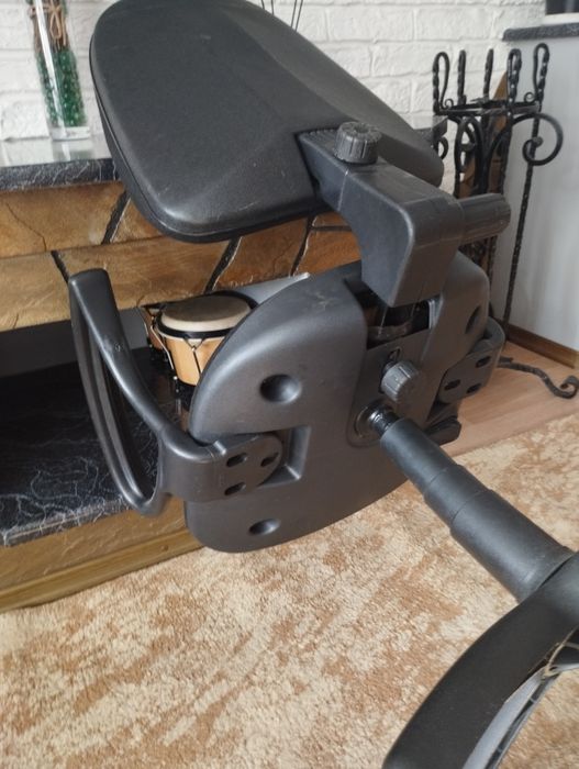 Крісло офісне в гарному стані.