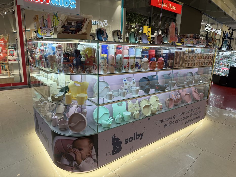 Вітрина острівець шафи з підсвіткою та замками