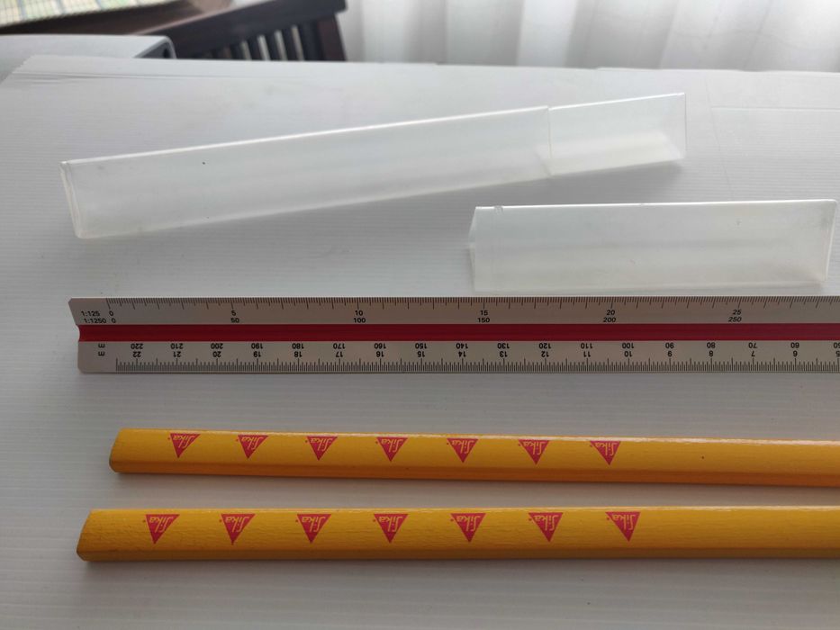 Lápis carpinteiro e régua