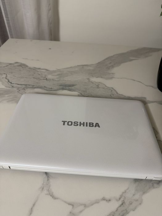 Laptop TOSHIBA bialy