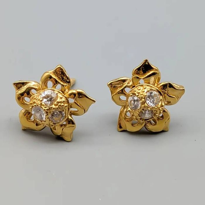 Brincos em ouro 21 quilates com pedras brancas; 4.23 gramas; 15mm