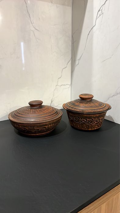 Варенична та каструлі