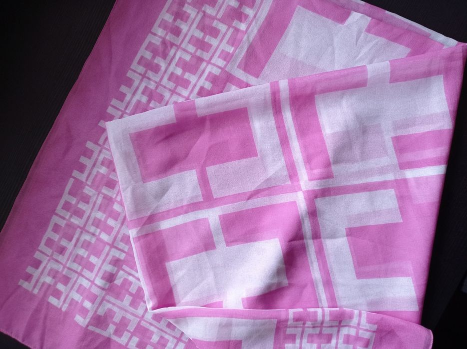 Lenço rosa e branco
