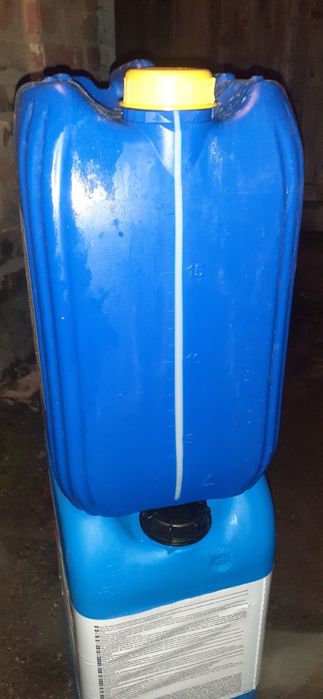 Продам пластикові каністри на 20 лт.