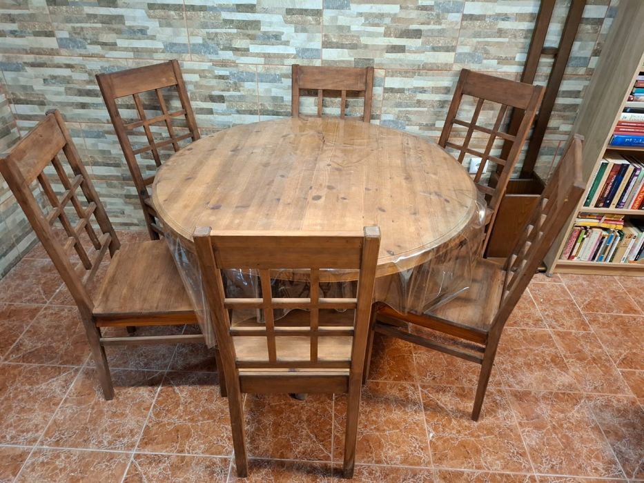 set de cadeiras e mesa